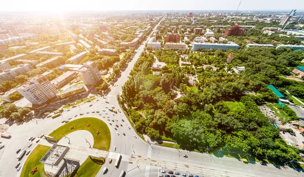 Letecký výhled na město se silnicemi, domy a budovami. — Stock fotografie