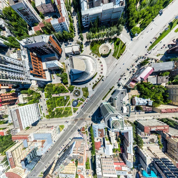 Uitzicht op de stad vanuit de lucht met wegen, huizen en gebouwen. — Stockfoto