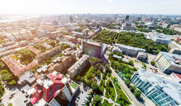 Vista aerea sulla città con strade, case ed edifici. — Foto Stock