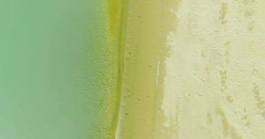 Havadan Uhd 4k görünümü. Taze dağ nehir üzerinde uçuş. Dikey Görünüm ve yatay hareketi