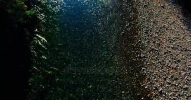 Havadan Uhd 4k görünümü. Taze dağ nehir üzerinde uçuş. Dikey yatay tilt hareketi olarak.