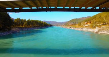 Bir asma köprü üzerinde kalmak ve tarassut genç adam turist üzerinde havada uçuş