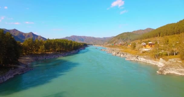 Levegőben repülés alatt fiatalember turista tartózkodik egy függőhíd, és néz — Stock videók