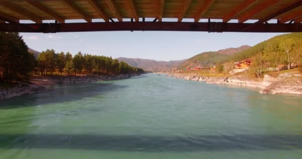 Воздушный полет над молодым человеком туристом, остановившимся на подвесном мосту . — стоковое видео