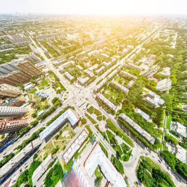 Kesişen yollar, evler, binalar, parklar ve otoparklar olan havacılık şehri manzarası. Güneşli yaz panoramik resmi