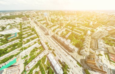 Kesişen yollar, evler, binalar, parklar ve otoparklar olan havacılık şehri manzarası. Güneşli yaz panoramik resmi