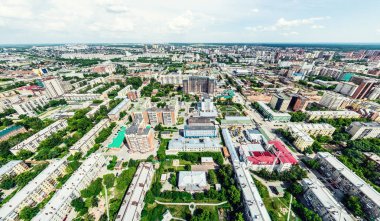 Kesişen yollar, evler, binalar, parklar ve otoparklar olan havacılık şehri manzarası. Güneşli yaz panoramik resmi