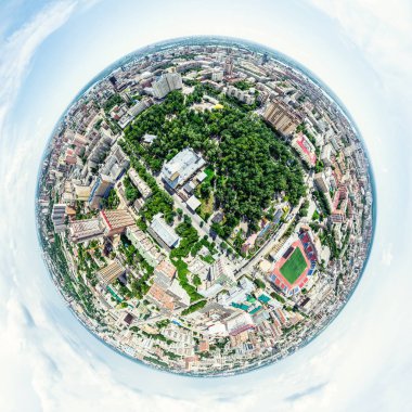 Kesişen yollar, evler, binalar, parklar ve otoparklar olan havacılık şehri manzarası. Güneşli yaz panoramik resmi
