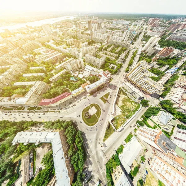 Uitzicht op de stad vanuit de lucht met kruispunten en wegen, huizen, gebouwen, parken en parkeerplaatsen. Zonnige zomer panoramisch beeld — Stockfoto