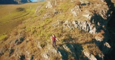 Yürüyüş delikanlı uçurumun tepesinde duran hava Uhd 4k uçuş