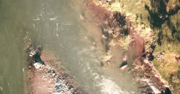Vue aérienne 4k UHD. Vol bas au-dessus d'une rivière de montagne fraîche et froide au matin ensoleillé d'été .