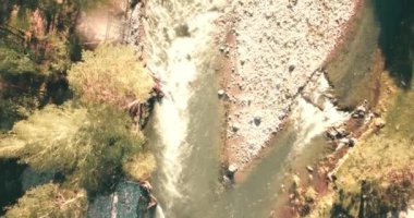 4 k Uhd havadan görünümü. Düşük uçuş üzerinde taze soğuk dağ nehir kıyısında güneşli yaz sabahı.