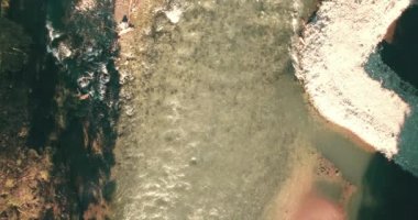 4 k Uhd havadan görünümü. Düşük uçuş üzerinde taze soğuk dağ nehir kıyısında güneşli yaz sabahı.