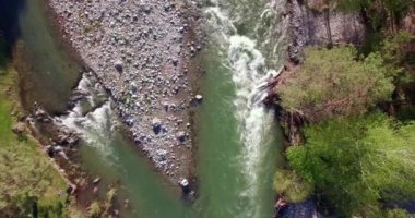 4 k Uhd havadan görünümü. Düşük uçuş üzerinde taze soğuk dağ nehir kıyısında güneşli yaz sabahı.