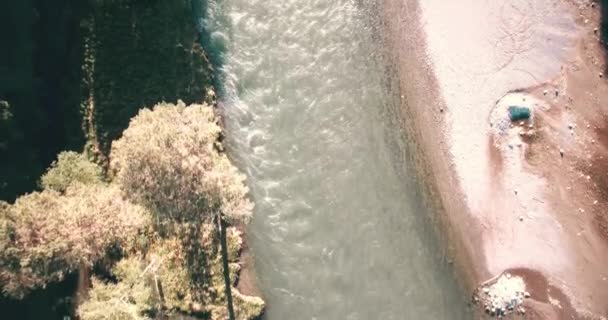 Vue aérienne 4k UHD. Vol bas au-dessus d'une rivière de montagne fraîche et froide au matin ensoleillé d'été .