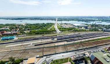 Yolları, evleri ve binaları olan havacılık şehri manzarası.