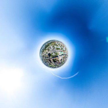 Kesişen yollar, evler, binalar, parklar ve otoparklar olan havacılık şehri manzarası. Güneşli yaz panoramik resmi