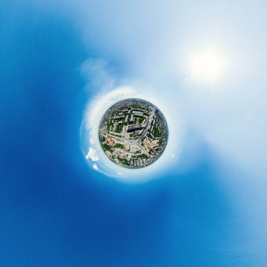 Kesişen yollar, evler, binalar, parklar ve otoparklar olan havacılık şehri manzarası. Güneşli yaz panoramik resmi