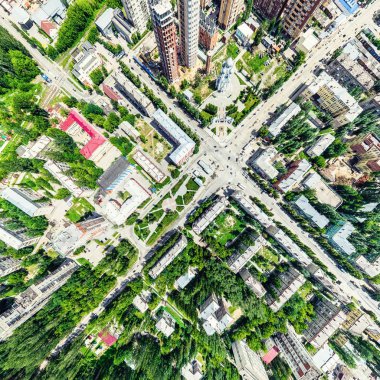 Kesişen yollar, evler, binalar, parklar ve otoparklar olan havacılık şehri manzarası. Güneşli yaz panoramik resmi