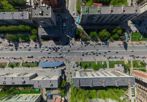 Vista aerea sulla città con crocevia e strade, case edifici. Un colpo di elicottero. Immagine panoramica. — Foto Stock