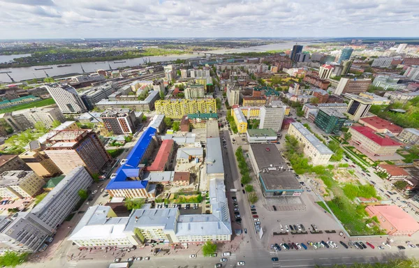 Flygfoto med vägskäl och vägar, hus byggnader. Kopparskott. Panoramabild. — Stockfoto