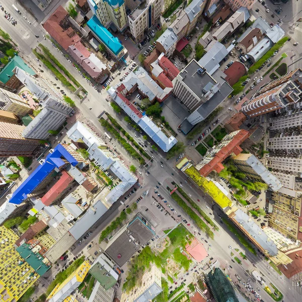 Vista aerea sulla città con crocevia e strade, case edifici. Un colpo di elicottero. Immagine panoramica. — Foto Stock