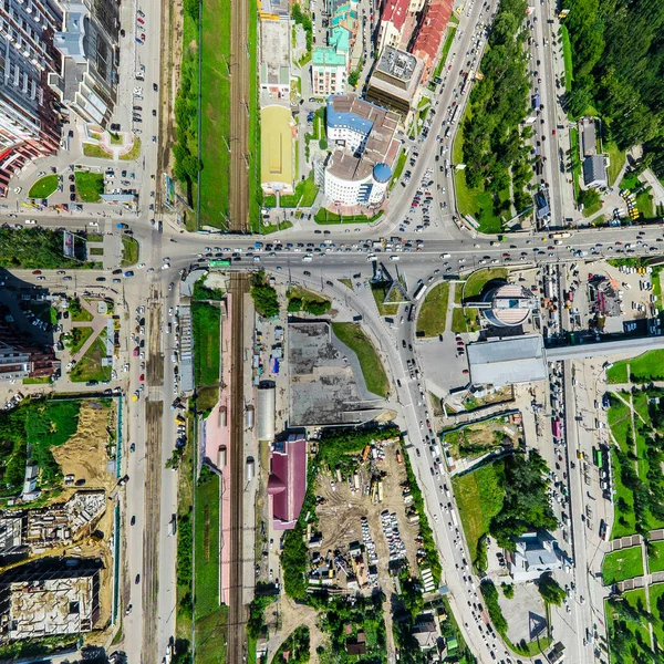 Widok z lotu ptaka z rozdrożem i drogami, budynki domów. Strzał helikoptera. Obraz panoramiczny. — Zdjęcie stockowe