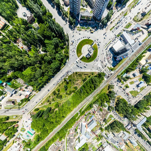 Uitzicht op de stad vanuit de lucht met wegen, huizen en gebouwen. — Stockfoto