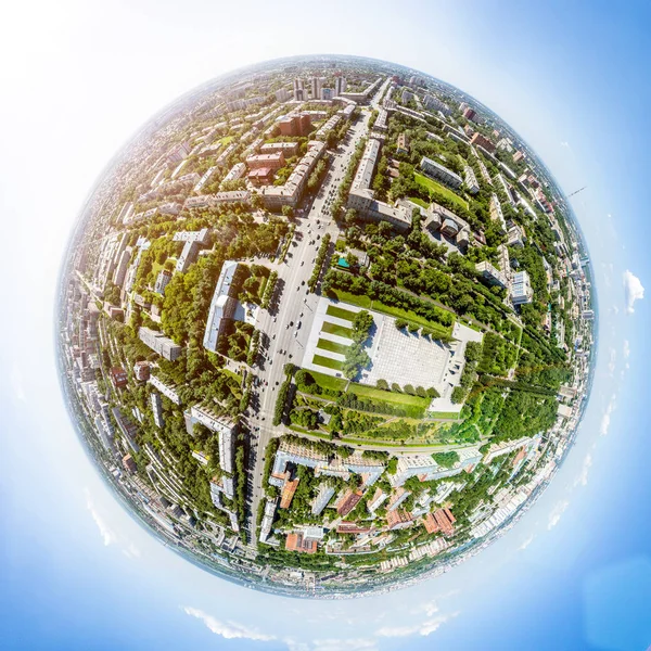 Uitzicht op de stad vanuit de lucht met wegen, huizen en gebouwen. — Stockfoto