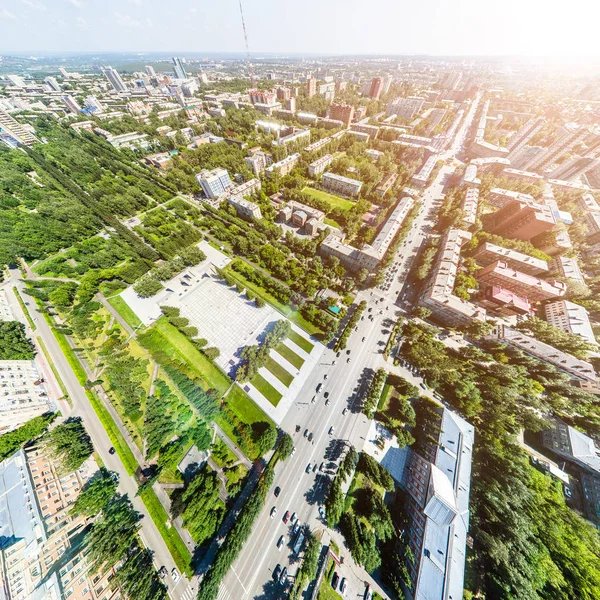 Uitzicht op de stad vanuit de lucht met wegen, huizen en gebouwen. — Stockfoto