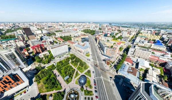 Вид с воздуха на город с дорогами, домами и зданиями. — стоковое фото