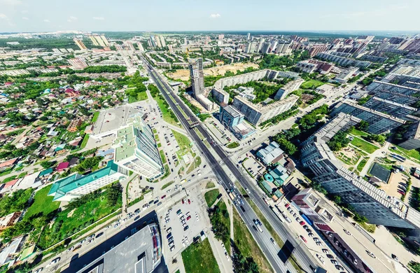 Luftaufnahme der Stadt mit Kreuzungen und Straßen, Häusern, Gebäuden, Parks und Parkplätzen. Sonniges Sommerpanorama — Stockfoto