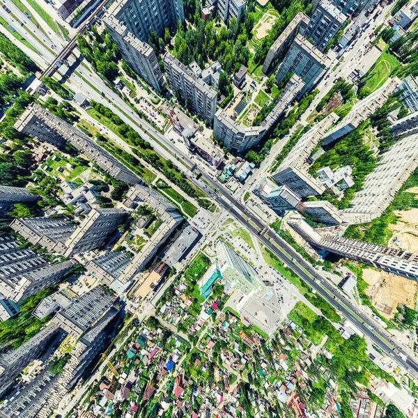 交差点や道路、住宅、建物、公園や駐車場と空中都市の景色。晴れた夏のパノラマ画像 — ストック写真