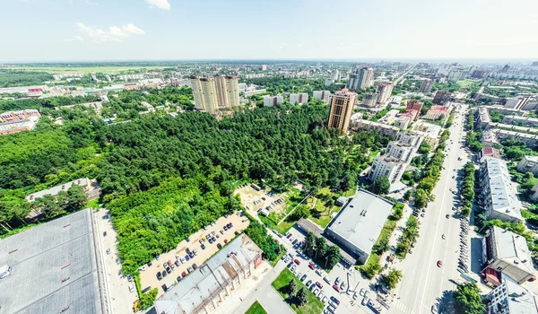 Uitzicht op de stad vanuit de lucht met kruispunten en wegen, huizen, gebouwen, parken en parkeerplaatsen. Zonnige zomer panoramisch beeld — Stockfoto