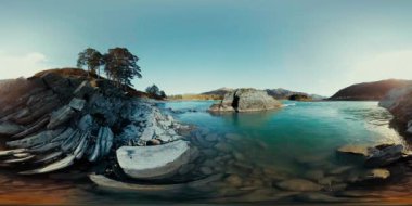 UHD 4k 360 Vr sanal gerçeklik bir nehrin akışı güzel dağ manzarası kayalarda üzerinde