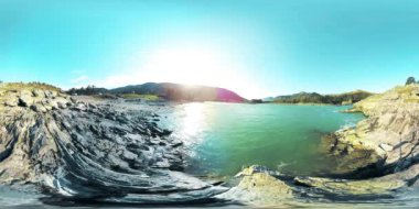 UHD 4k 360 Vr sanal gerçeklik bir nehrin akışı güzel dağ manzarası kayalarda üzerinde