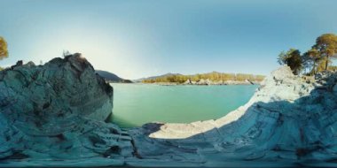 UHD 4k 360 Vr sanal gerçeklik bir nehrin akışı güzel dağ manzarası kayalarda üzerinde