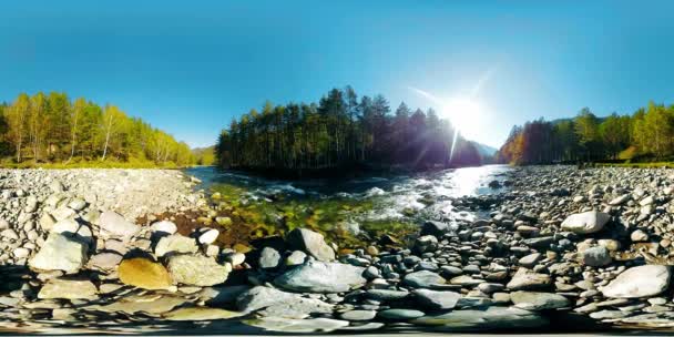 UHD 4k 360 rzeczywistość wirtualna Vr rzeki płynie po skałach, w przepięknej, górskiej scenerii — Wideo stockowe