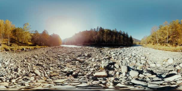 4 k Uhd 360 Vr 仮想現実、川の流れる美しい山の風景の中の岩の上 — ストック動画