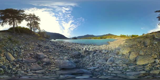 UHD 4K 360 VR La realidad virtual de un río fluye sobre rocas en un hermoso paisaje de montaña — Vídeos de Stock