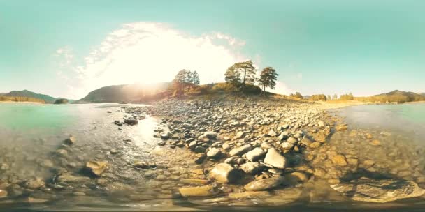 UHD 4k 360 rzeczywistość wirtualna Vr rzeki płynie po skałach, w przepięknej, górskiej scenerii — Wideo stockowe