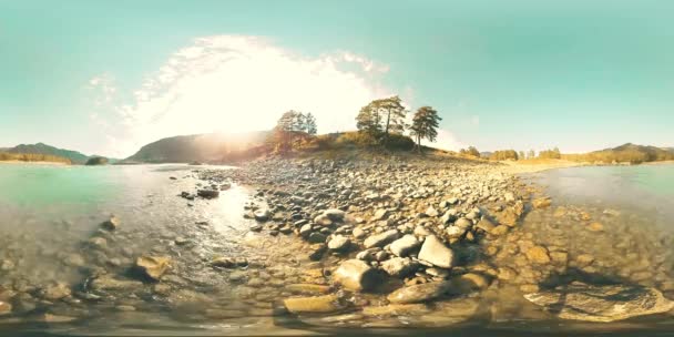 UHD 4K 360 VR La réalité virtuelle d'une rivière coule sur des rochers dans un magnifique paysage de montagne — Video