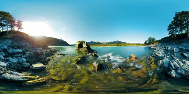 UHD 4K 360 VR La realidad virtual de un río fluye sobre rocas en un hermoso paisaje de montaña — Vídeo de stock