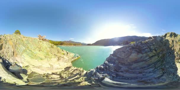Uhd 4 к 360 Vr віртуальної реальності річка протікає над порід у гірських ландшафтів — стокове відео