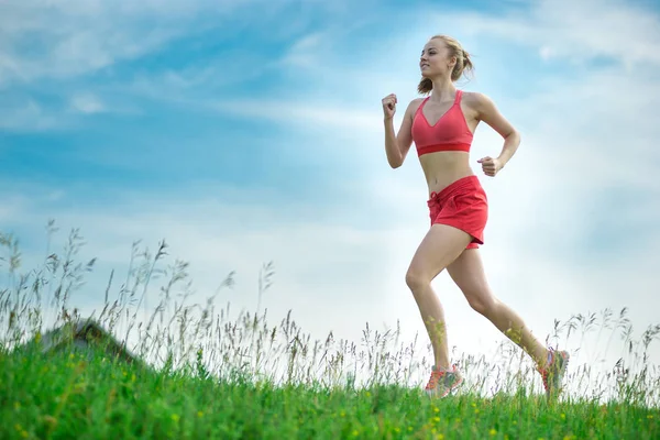 Jeune femme qui dirige le parc d'été route rurale. Exercices extérieurs. (') — Photo