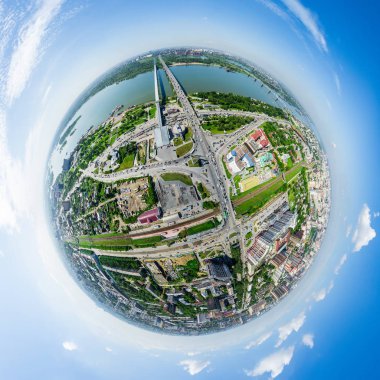 Kesişen yollar ve yollar olan havacılık şehri manzarası, binalar. Helikopter vuruldu. Panoramik resim.