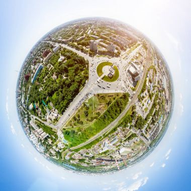 Yolları, evleri ve binaları olan havacılık şehri manzarası.