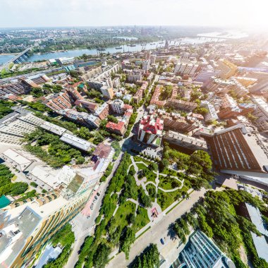 Yolları, evleri ve binaları olan havacılık şehri manzarası.