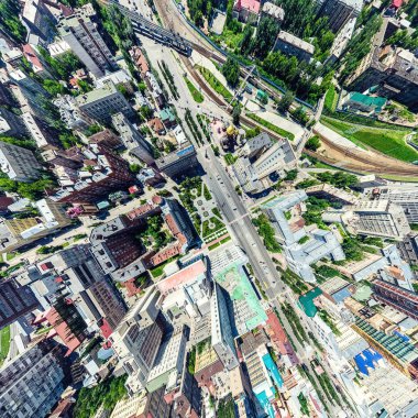 Kesişen yollar, evler, binalar, parklar ve otoparklar olan havacılık şehri manzarası. Güneşli yaz panoramik resmi