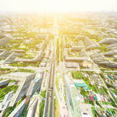 Kesişen yollar, evler, binalar, parklar ve otoparklar olan havacılık şehri manzarası. Güneşli yaz panoramik resmi